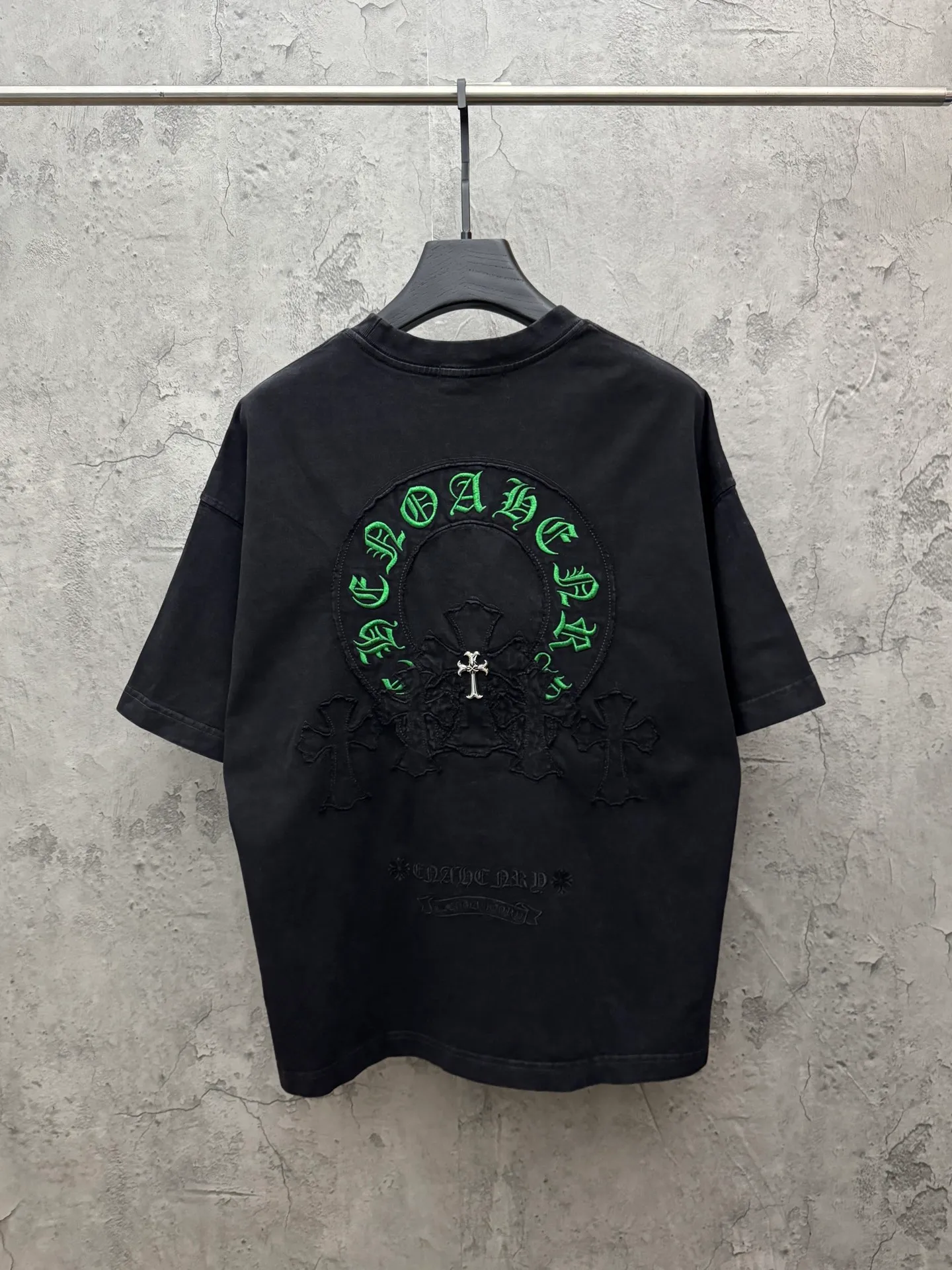 P240 top version, real shot without P, ​​different from market currency) 𝗖𝗵𝗿𝗼𝗺𝗲 𝗛𝗲𝗮𝗿𝘁𝘀/Croxin 2026 spring new original single counter American washed patch embroidered couple short sleeves 👑The highest version! Customized fabric 320 grams, washed and fried. Best-selling model at the counter. Very comfortable to wear. Accessories: Original molded and authenticated collar label➕100% silk wash label. Genuine purchase-grade original hangtag➕matching hanging rope➕3D hanging beads➕original packaging bag. Craftsmanship: The original version has consistent wiring! The highest version of the armhole matching technique! Color: Gray Black Size: S M L XL Style No.: 6601